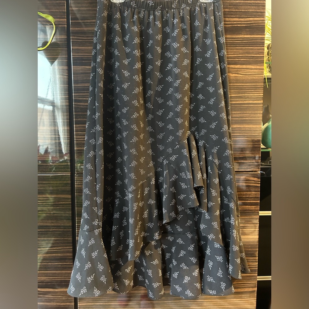 Like new Max Studio Asymmetrical hi low hem black Skirt w flower pattern